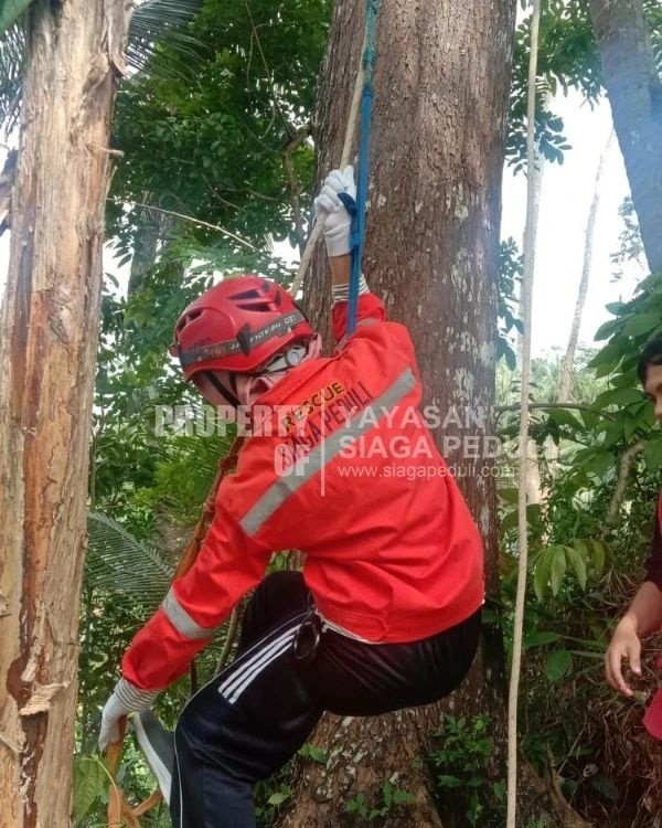 Berlatih Vertical Rescue untuk Meningkatkan Kapasitas Relawan SDE Siaga Peduli