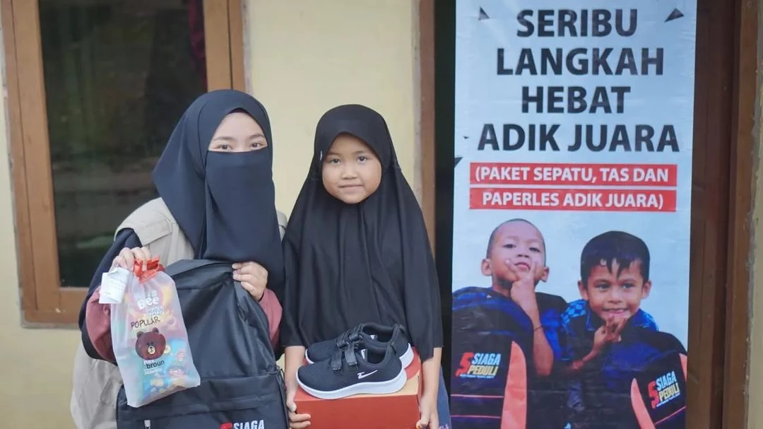 Siaga Peduli Kirimkan Paket Sepatu, Tas, Buku dan Makanan Tambahan Untuk Adik Yatim Dhuafa di Kec. Gemawang, Jumo dan Bejen, Temanggung