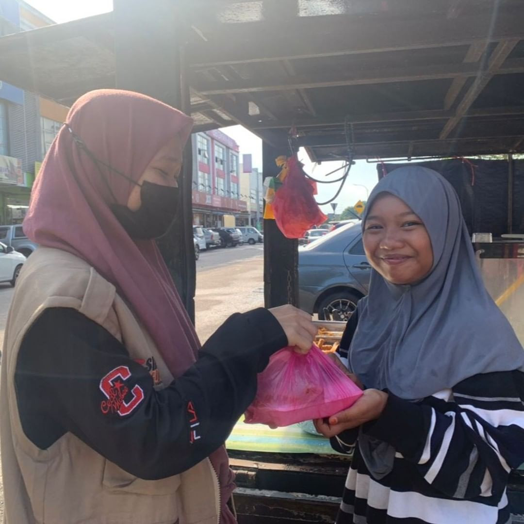MENABUNG (Membagikan Nasi Bungkus) pedagang kecil, pekerja Indonesia, dan saudara-saudara di Malaysia